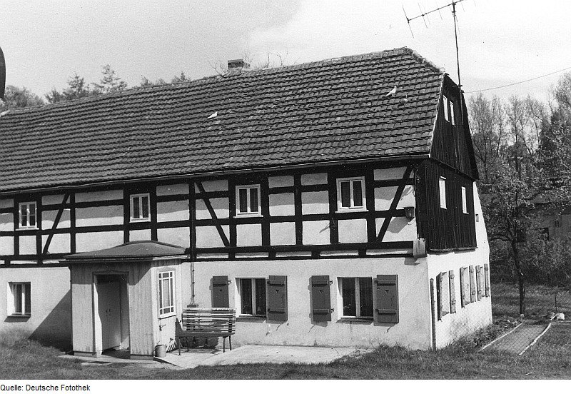 Die ehemalige Niedermühle von Bernsdorf-Zeißholz als heutiges Wohnhaus in Seitenansicht