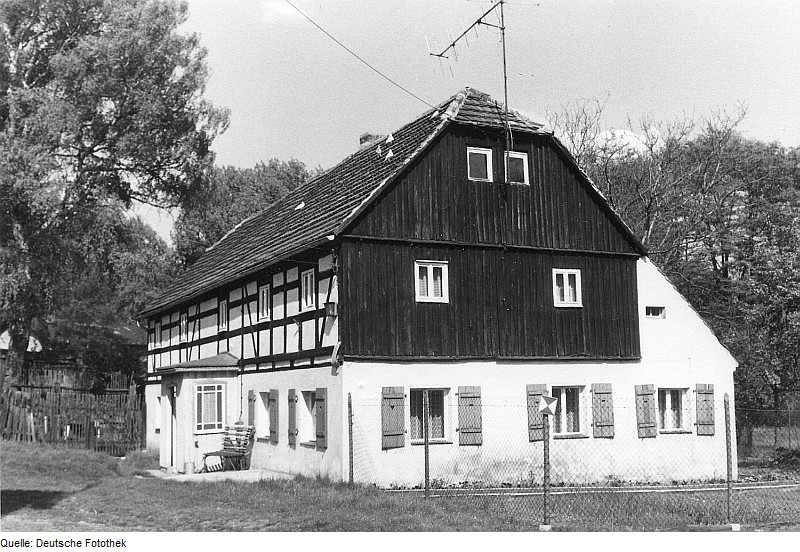 Die ehemalige Niedermühle von Bernsdorf-Zeißholz als heutiges Wohnhaus in Frontansicht